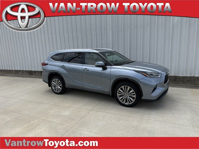 2023 Toyota Highlander Hybrid Hybrid Platinum in Moon Dust — front three-quarter view
