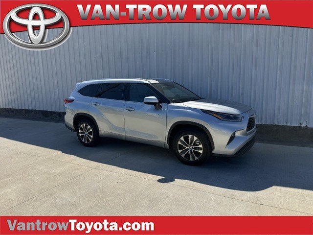 2021 Toyota HIGHLANDER HYBRD Hybrid XLE in Celestial Silver — front three-quarter view