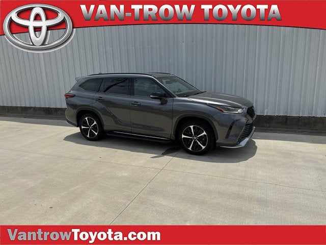 2022 Toyota Highlander XSE in Magnetic Gray Met. — front three-quarter view